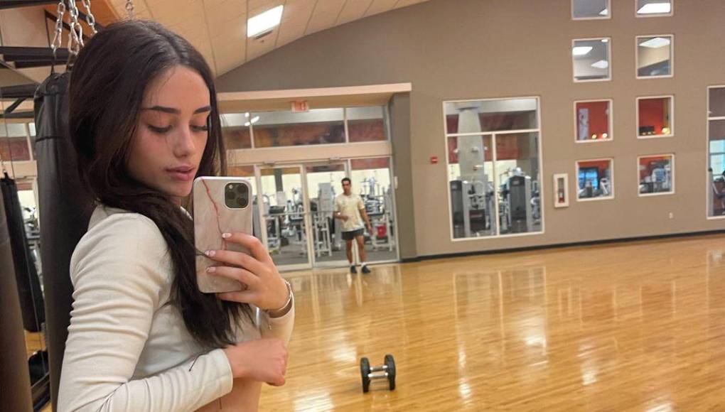 Compartió su set de debut como modelo el 13 de abril del 2019. 