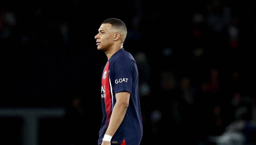 Kylian Mbappé se fue del campo triste por la derrota del PSG.
