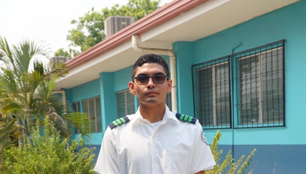 El joven sampedrano detalló que su filosofía de vida siempre ha sido atribuirse la curiosidad como mayor cualidad, ya que desde niño es muy curioso; ama las matemáticas. En sus tiempos libres recibe curso de inglés.