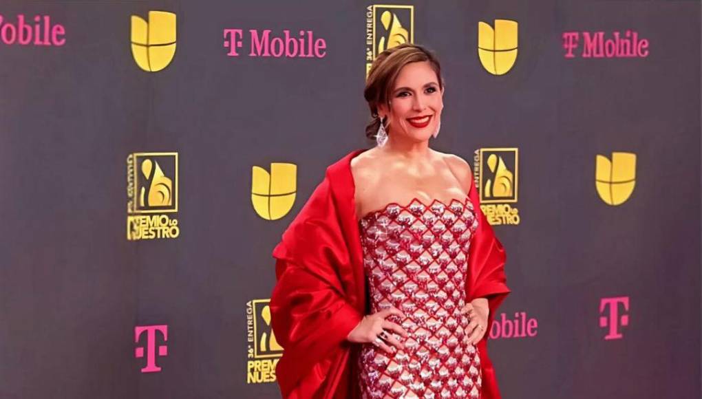 “Al mismo tiempo <b>empecé una dieta con una app que te ayuda a contabilizar las calorías</b>, y también te ayuda a dividir los alimentos (...) y su teoría es que mientras más agua tengan los alimentos, más fácil es para ti sacarlos de tu cuerpo”, explicó. “Pero eso empecé en febrero del año pasado”, recordó, haciendo énfasis en que su proceso realmente llevó más de un año y no los pocos días que ofrecen los productos milagro.