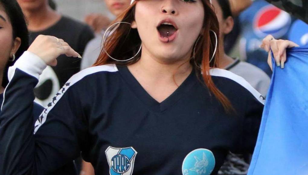 Las aficionadas motagüenses que alentaron sin parar a su equipo frente al Génesis.