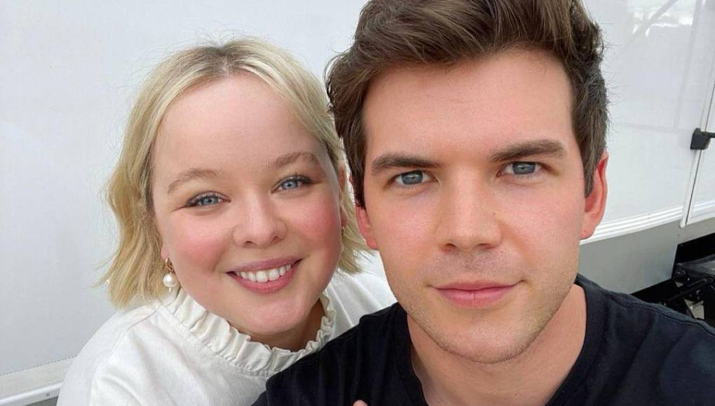 Su química en pantalla con Luke ha generado especulaciones entre los fans. Aunque han sido vistos tomados de la mano en alfombras rojas, ambos han enfatizado que son buenos amigos y nunca han tenido una relación romántica fuera de la pantalla.