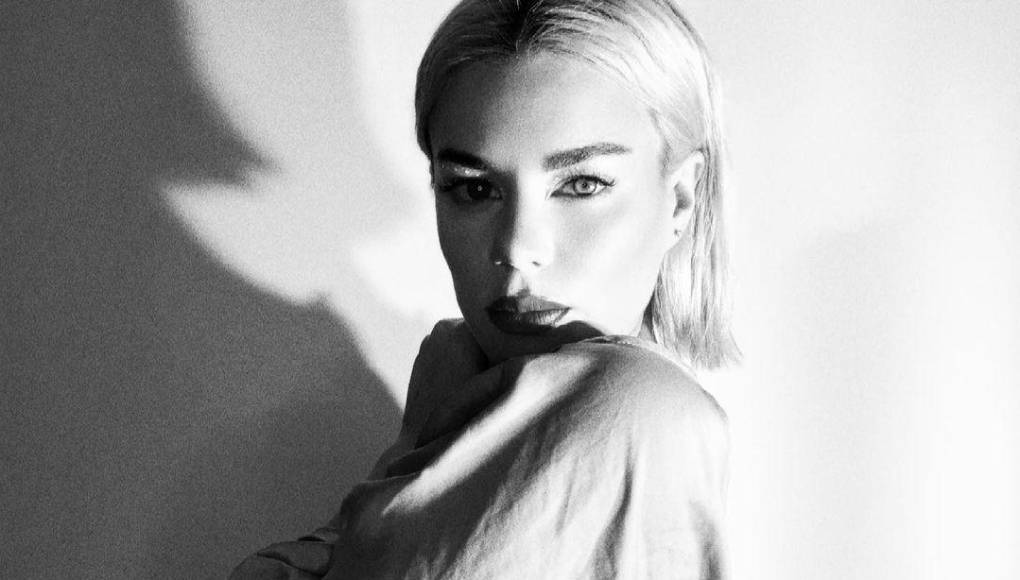 Melissa Galindo Lizárraga, nacida el 24 de octubre de 1987 en Culiacán, Sinaloa, es una cantante, bailarina y conductora mexicana que ha estado en el centro de atención en los últimos años. Con una carrera que comenzó a los 14 años, Melissa ha demostrado ser una artista versátil y apasionada.