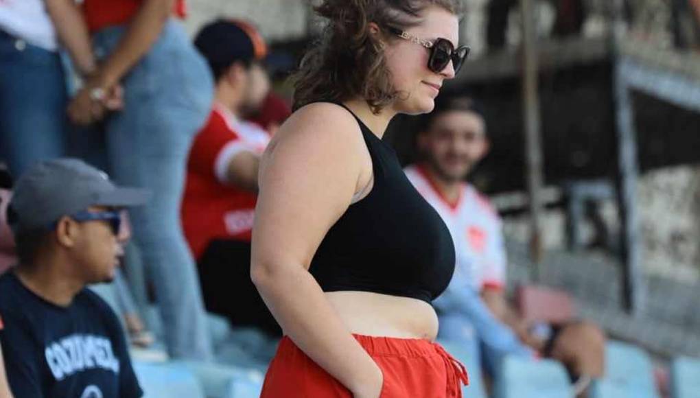 Derroche de belleza en las gradas del estadio Ceibeño con las aficionadas del Vida.