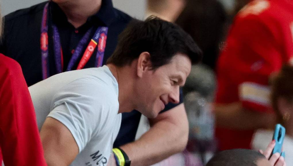 El actor estadounidense Mark Wahlberg, otro de los famosos que no se perdió el Super Bowl 2024.