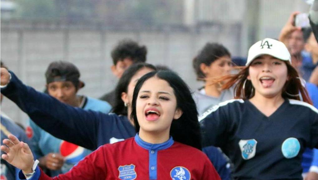 Las aficionadas motagüenses que alentaron sin parar a su equipo frente al Génesis.