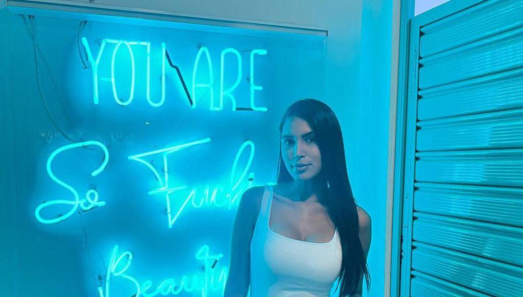 Estudió Periodismo en la Universidad de Argentina, país en el que residió un tiempo, y también era estudiante de Turismo.