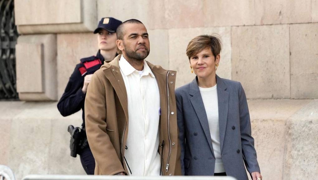 El retraso en la confirmación del pago se atribuyó a los procesos involucrados en una transferencia internacional, los cuales requieren tiempo para completarse y verificar los requisitos necesarios.