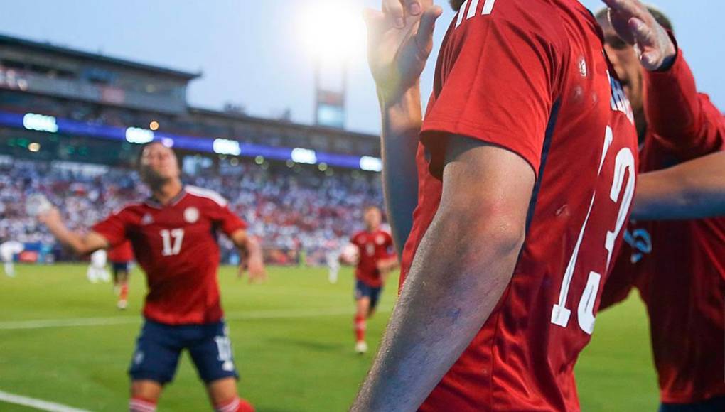 Mirada desafiante y dedo en la boca de Jefferson Brenes mandando a callar a la afición hondureña que estaba en ese sector del estadio.