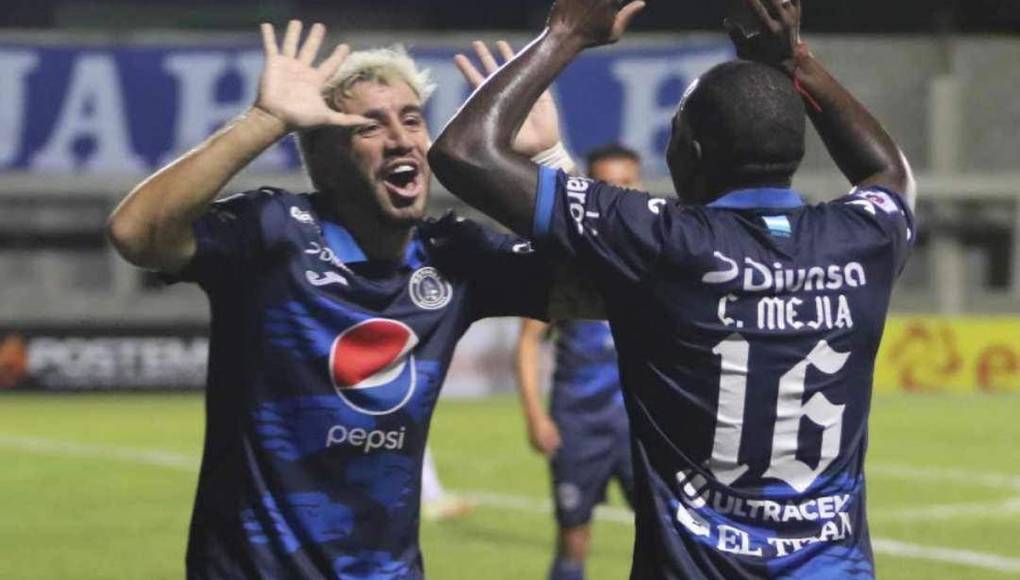 Carlos ‘Zapatilla’ Mejía festejando su gol con Agustín Auzmendi.