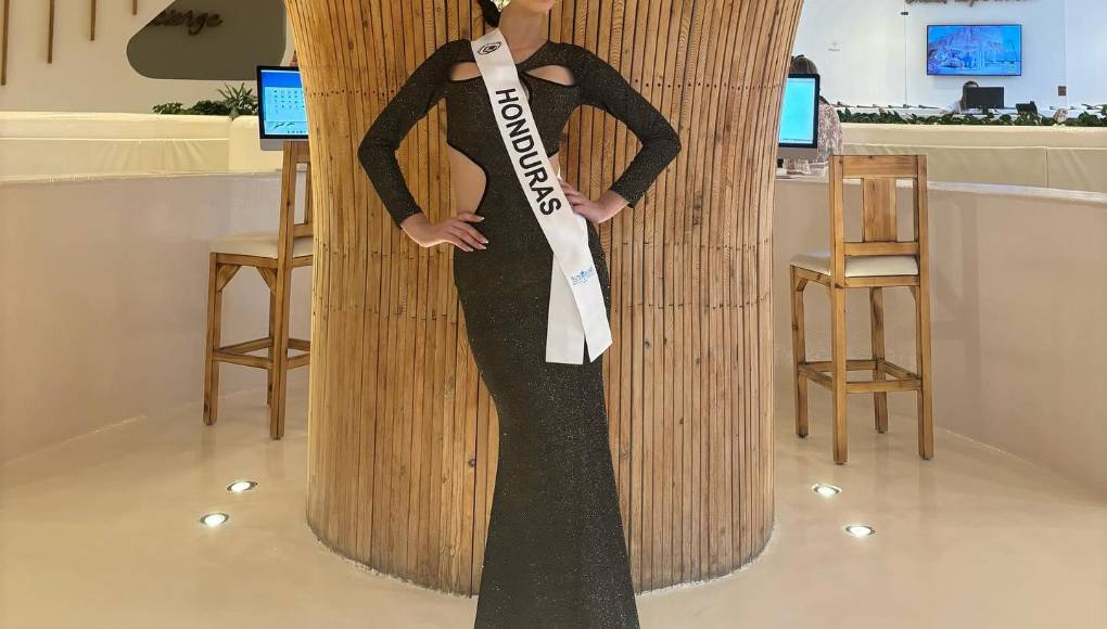 Durante su estadía en Egipto, deslumbró con diferentes atuendos que resaltaron su figura y elegancia, tal como este vestido negro, largo, de lentejuelas y con cortes asimétricos.