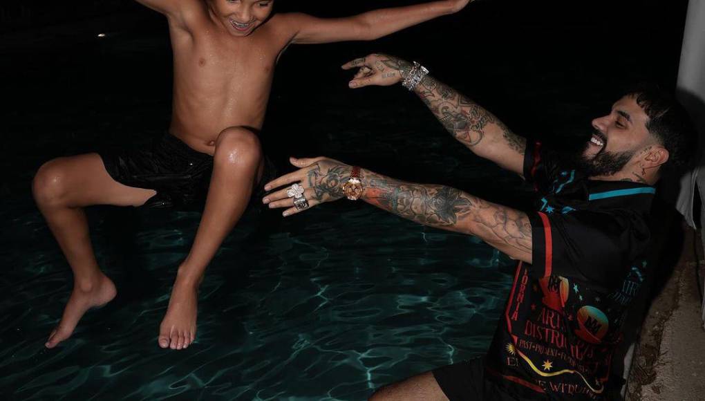 Este fin de semana, el boricua compartió una serie de fotografías en las que se muestra muy contento con su hijo mayor, Pablo Anuel. Sin embargo, los fanáticos le han dejado crueles comentarios afirmando que eso es “puro show”, ya que, supuestamente, el cantante no es un padre responsable.