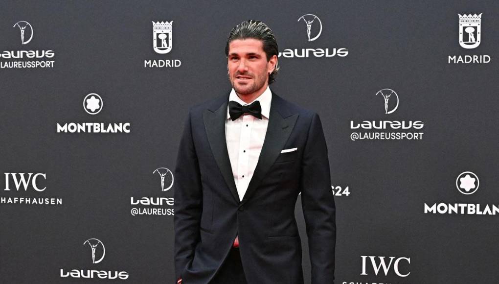 El look del futbolista argentino del Atlético de Madrid, Rodrigo de Paul, en la alfombra roja.