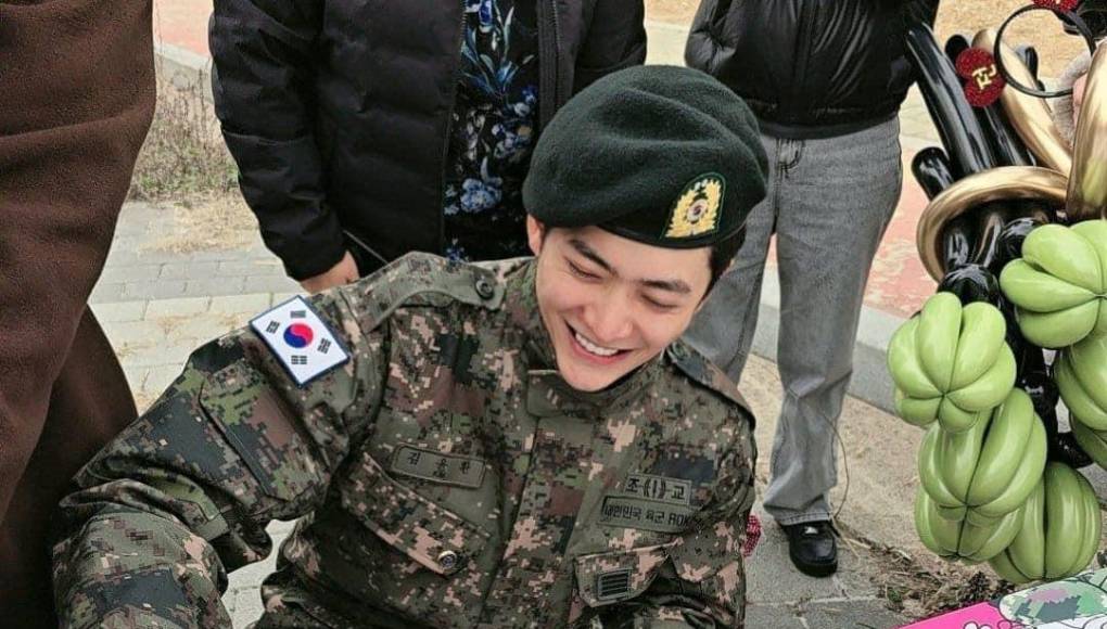 Firmó pancartas, libretas y se tomó fotografías al salir.