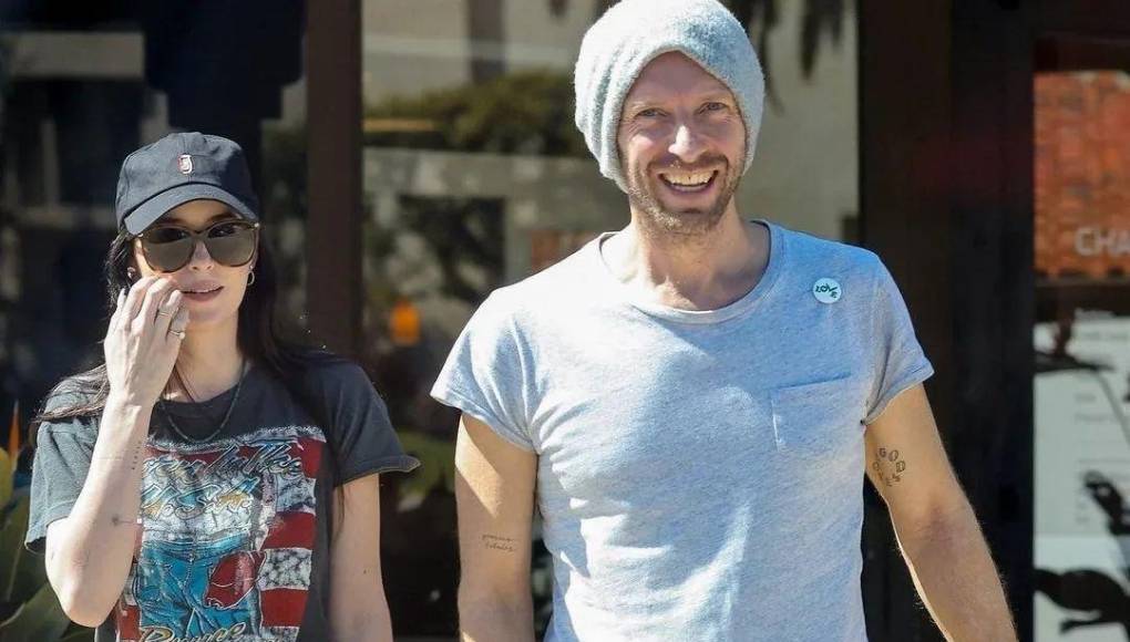 El mes siguiente, varias fuentes confirmaron a Us Weekly que eran pareja. “Dakota y Chris definitivamente están saliendo”, dijo una fuente. “Han llegado a conocerse muy bien y se sienten muy cómodos el uno con el otro. Chris le envía a Dakota su música para conocer su opinión. Es más que una simple aventura”.Desde entonces viven juntos.