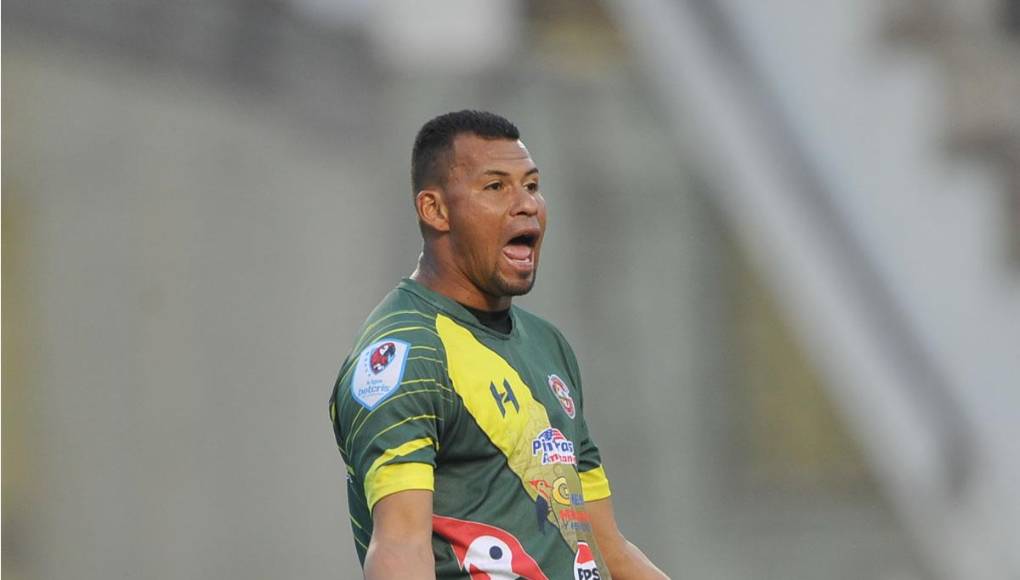 La tremenda molestia de Gerson Argueta tras el gol de Michaell Chirinos.