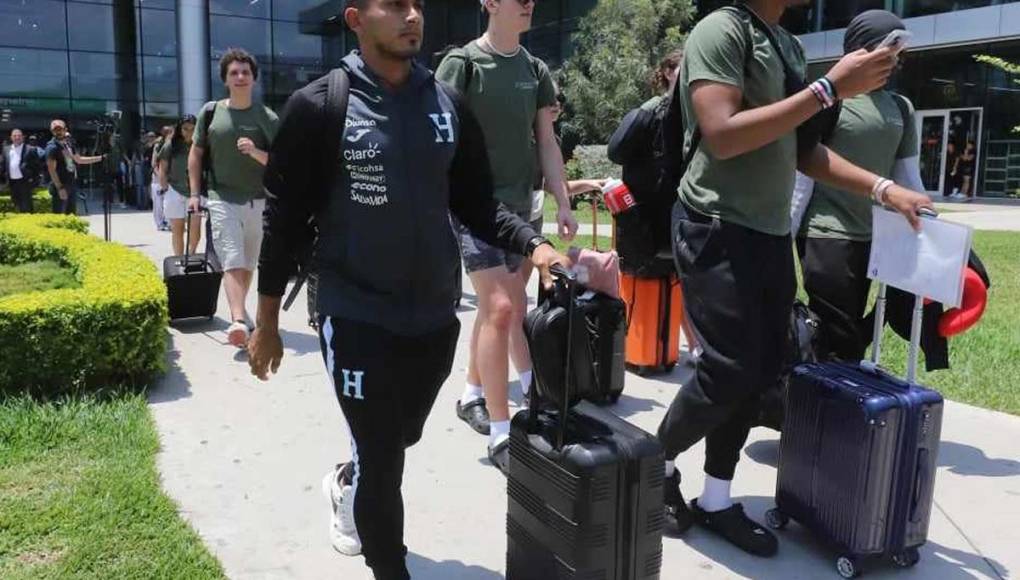 Edwin Rodríguez vivió un momento incómodo en el aeropuerto cuando un aficionado les gritó “son una vergüenza” y el jugador le respondió: “Veni decímelo en la cara”.