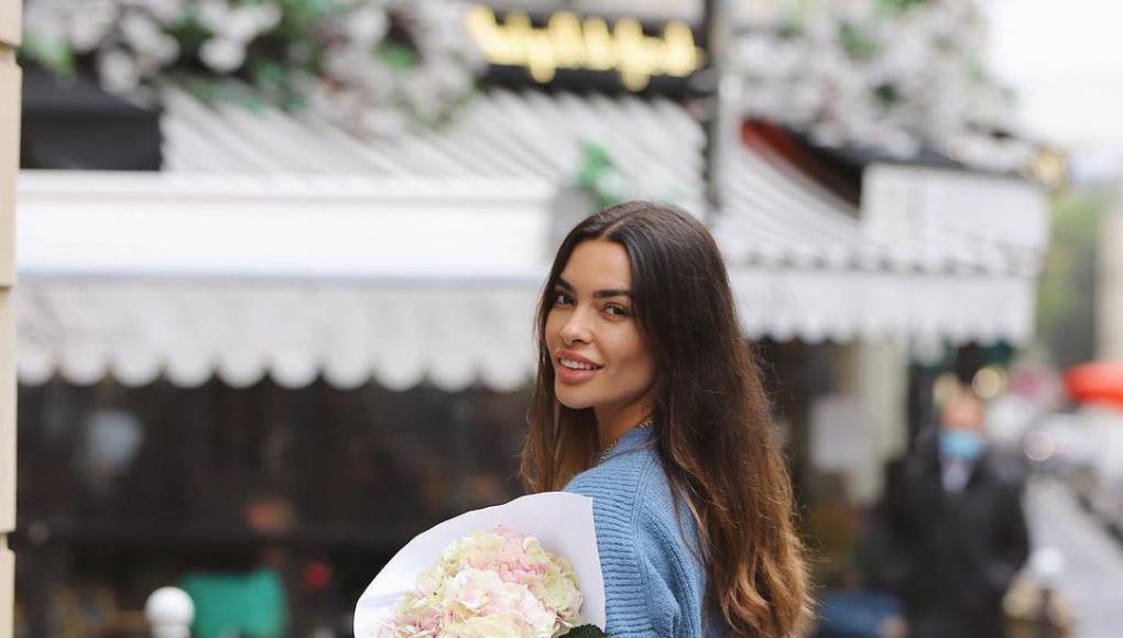 “Es una lástima que los temas de actualidad no sean temas constructivos, que nos fomenten a ser exitosos y mejores personas. Tanto culto al cuerpo y tanta belleza, pero tanta falta de tratarse psicológicamente”, comentó.