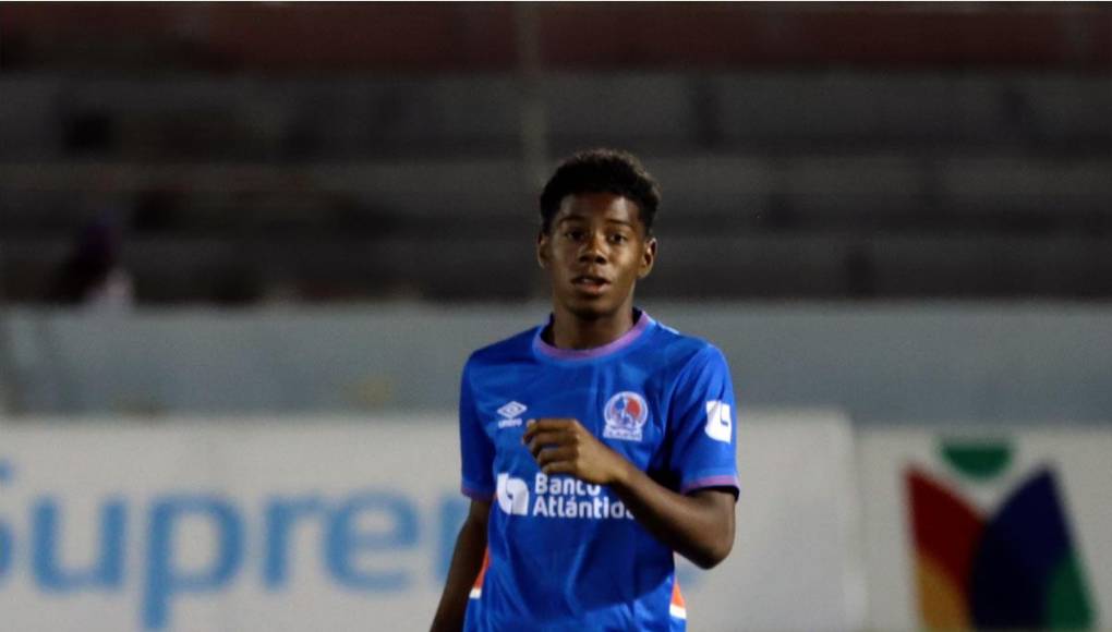 Dereck Moncada hizo historia debutando en la Liga Nacional con 16 años. Ingresó en el minuto 60.