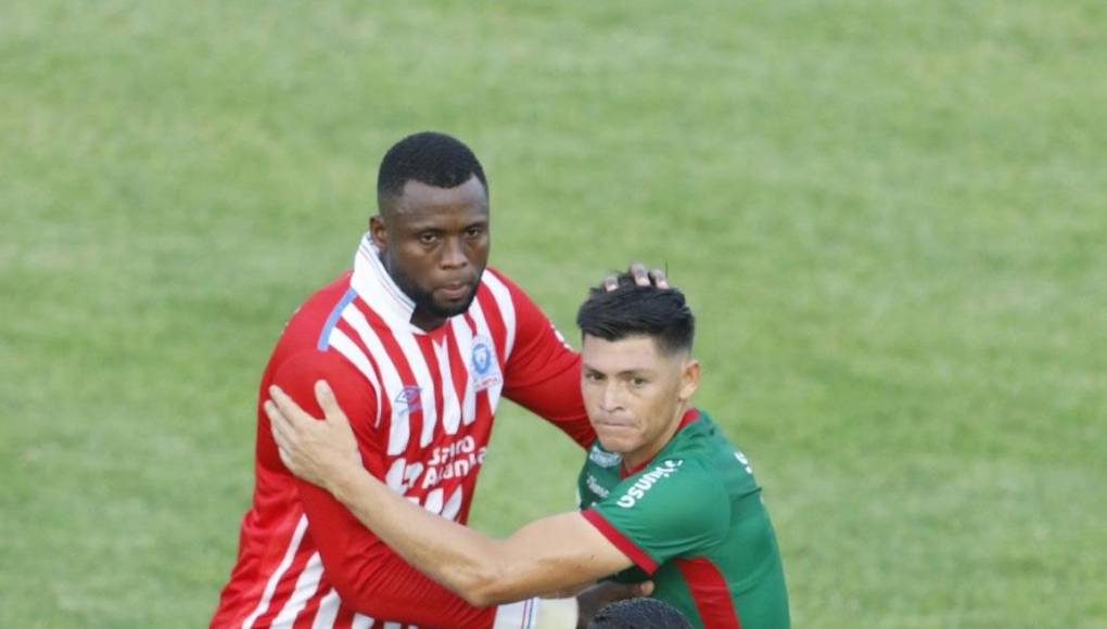 Yustin Arboleda se saluda con Francisco ‘Chelito’ Martínez tras el final del partido.