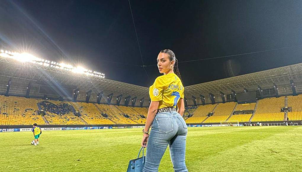 La modelo e influencer comparte sobre su vida privada con su familia y Cristiano Ronaldo, además de sus modelajes y publicidades.