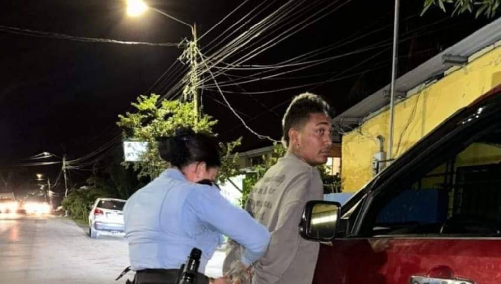 En la magen se observa a una agente policial enchachar a “Supremo”.