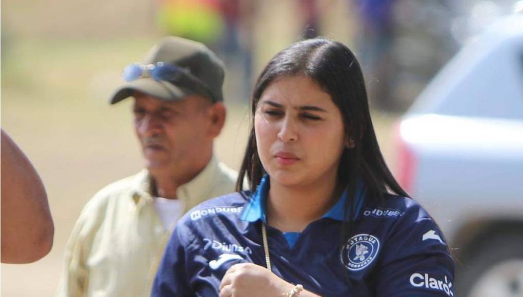 Esta guapa aficionada del Motagua asistió al estadio Emilio Williams de Choluteca para ver el juego ante la UPN.