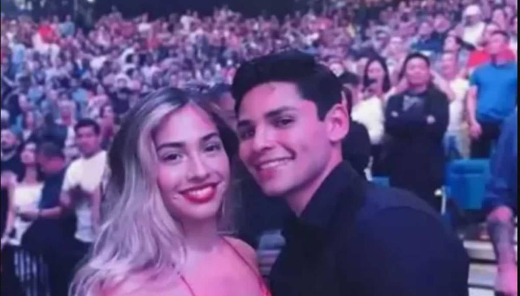 Andrea Célina, que se divorció del boxeador hace pocos meses, advirtió que Ryan García “parece que están bien... pero no lo está”. Y lo explica así: “He estado en contacto con él y puede que parezca que está bien, pero no lo está. Sé en mi corazón que está siendo muy oprimido. Si mis seguidores que son creyentes... pueden orar por Ryan. Estoy realmente preocupada y todos los miembros de su familia también. No formamos parte de nada de esto y queremos que mejore, pero esto real. Ora por él”.