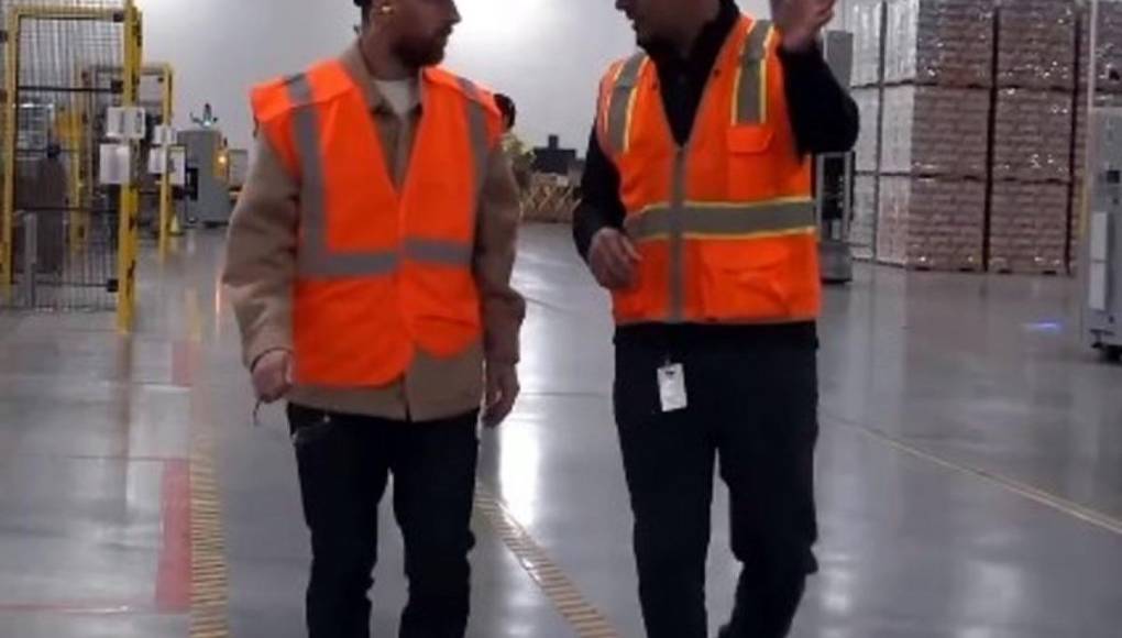 Aprovechando el Día Internacional de los Trabajadores, Messi se vistió de operario y visitó una fábrica en el marco de un nuevo negocio que lanzará pronto.