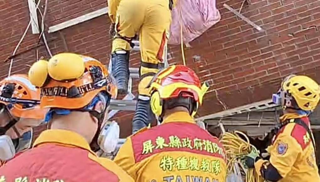 “Espero que hoy podamos usar el tiempo para encontrar a toda la gente que está varada y en paradero desconocido”, dijo el primer ministro Chen Chien-jen desde el centro de operación de emergencias en Hualien. 