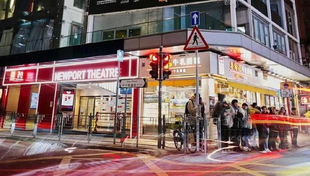 En un esfuerzo orquestado para gestionar la afluencia de seguidores y mantener el orden, la policía local anunció el jueves que, durante todo el fin de semana, habrá importantes cortes de carreteras en los alrededores del estadio.