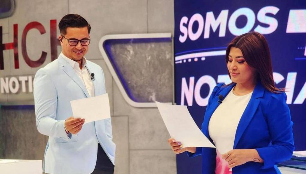 Todo ocurrió cuando la voz de los titulares de HCH estaba a punto de cerrar el programa de media noche y se acercó a la hermosa presentadora, Milagro Flores, para intentar robarle un beso.