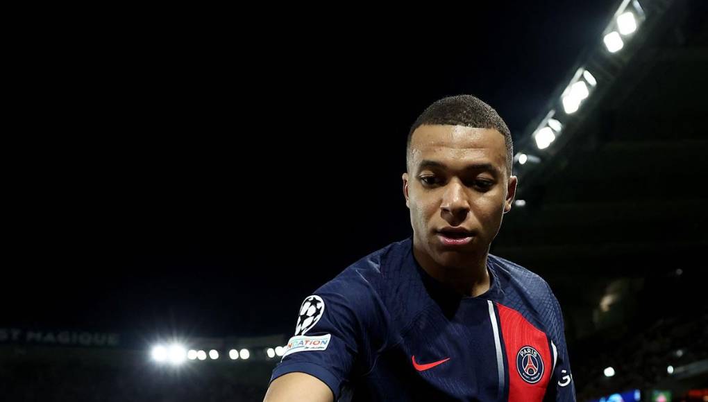 Kylian Mbappé tuvo un partido muy malo, no hizo ni un disparo a portería y se le vio frustrado. Casi choca con unos fotógrafos al correr por un balón y así quedó la imagen.