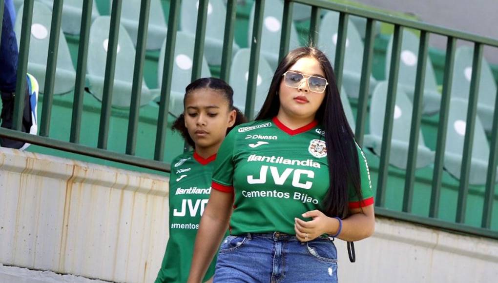 El Marathón contó con el apoyo de sus bellas aficionadas en el Yankel ante la Real Sociedad.