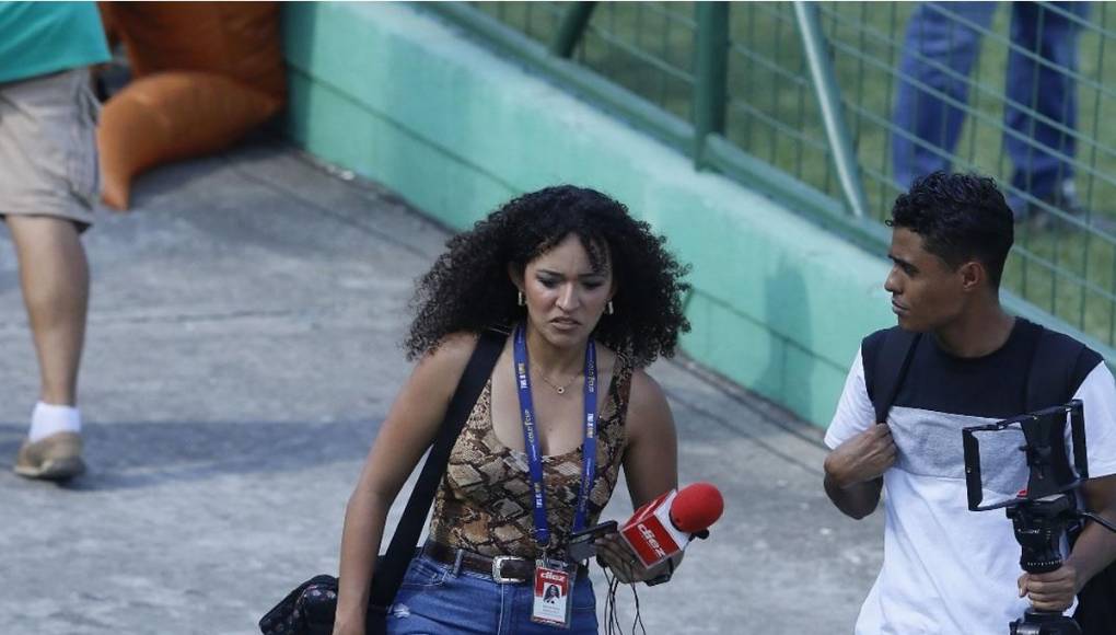 La linda Emma Ramos, periodista de Grupo OPSA, estuvo en el Yankel cubriendo el Clásico.