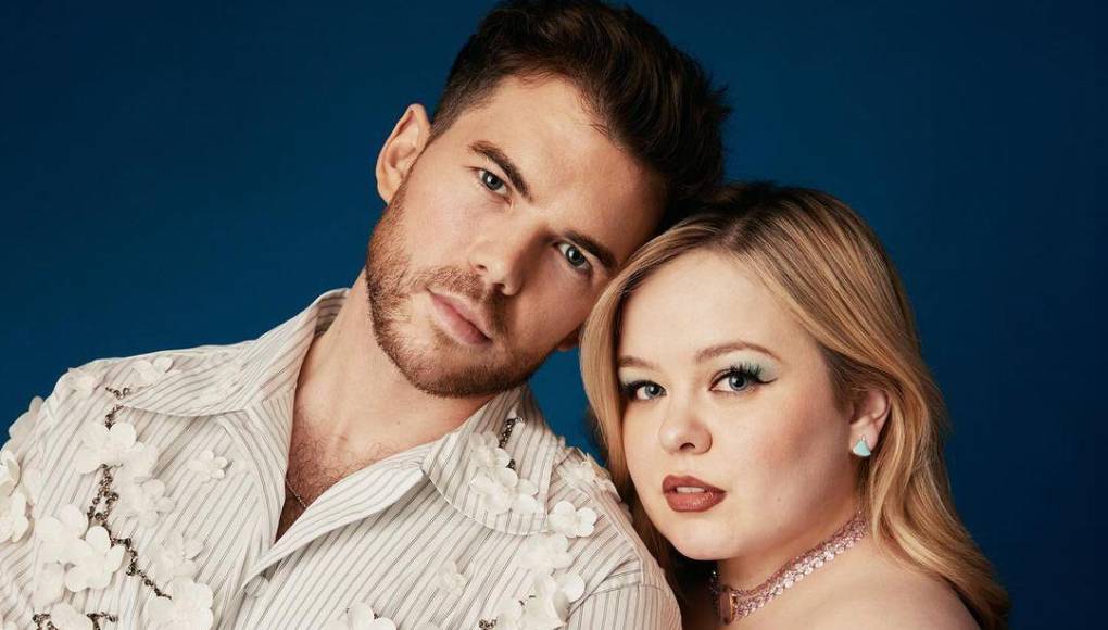 En la tercera temporada, gran parte de la intimidad se da entre los viejos amigos Colin y Penélope (una tímida debutante interpretada por Nicola Coughlan), quienes se enamoran. Como se trata de Bridgerton, la desnudez sigue siendo parte del trato, pero la historia romántica entre Colin y Penélope es diferente a la de temporadas anteriores, dijo Newton.Dijo que Colin es “sensible y comprensivo” en comparación con personajes femeninos anteriores en películas.Coughlan, quien llamó a Newton “una persona muy cariñosa”, dijo que “muchas de las partes encantadoras de Colin Bridgerton son también las partes encantadoras de Luke Newton”.Añadió que filmar escenas de sexo siempre es estresante, pero al filmarlas con Newton, sintió “como si realmente me cubriera las espaldas”. 