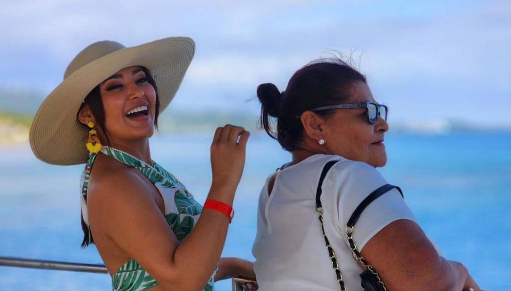 ”Family time”, escribió Milagro Flores, seguido por una serie de fotografías donde se le observa muy feliz a lado de sus progenitores. 