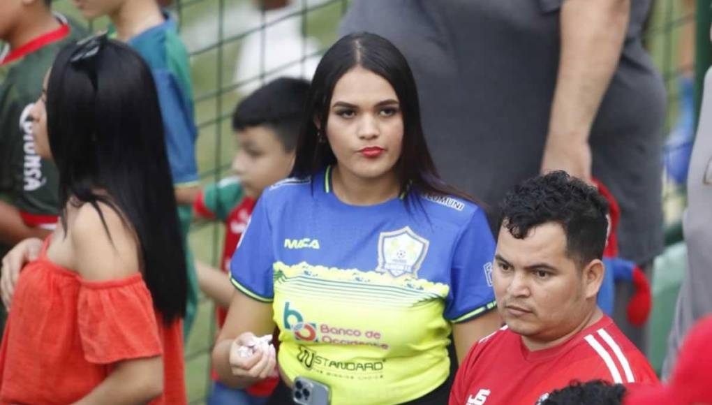 Una linda aficionada de los Potros del Olancho FC que llegó a San Pedro Sula para apoyar a su equipo ante Marathón.
