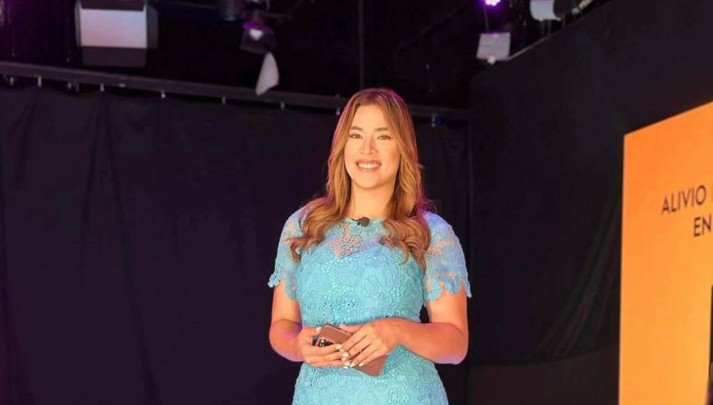 En su regreso Carolina apareció muy radiante con un vestido color celeste y con una radical cambio de look en su cabello, luciendo un tono rubio. 