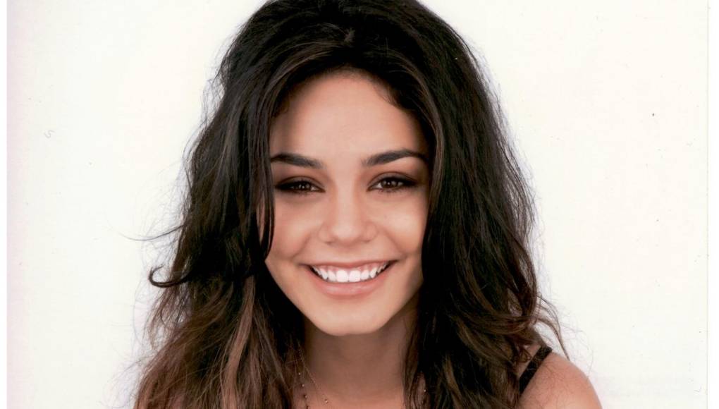 La pareja se conoció en 2020 durante una sesión de meditación en línea y fueron vistos juntos por primera vez en Los Ángeles, demostrando desde el principio su amor el uno por el otro sin reservas. Se comprometieron en París, donde sellaron su unión con un espectacular anillo de compromiso.