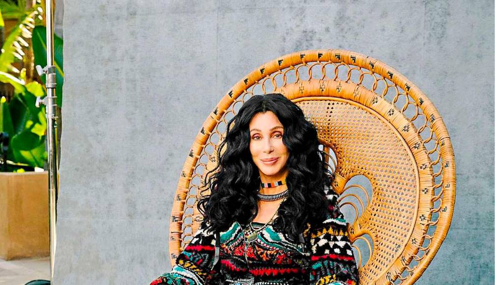 Cher, ícono de moda y belleza a sus 75 años