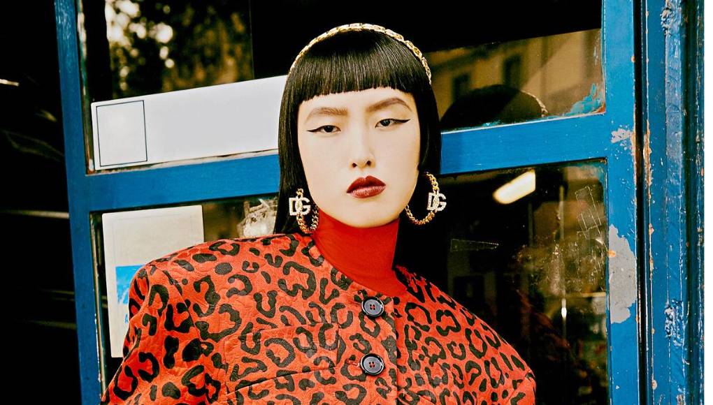 Luce sensuales atuendos color carmesí en estas fiestas