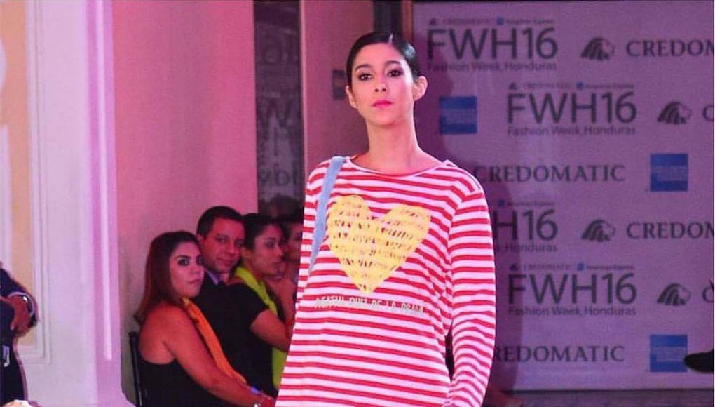 Hace 8 años, la modelo patepluma desfilaba en el Fashion Week Honduras 2016, con un diseño de la española Agatha Ruíz de la Prada. Siendo sus comienzos en eventos de mayor prestigio, sin olvidar que un año después de coronó como la nueva Miss Honduras Mundo. 