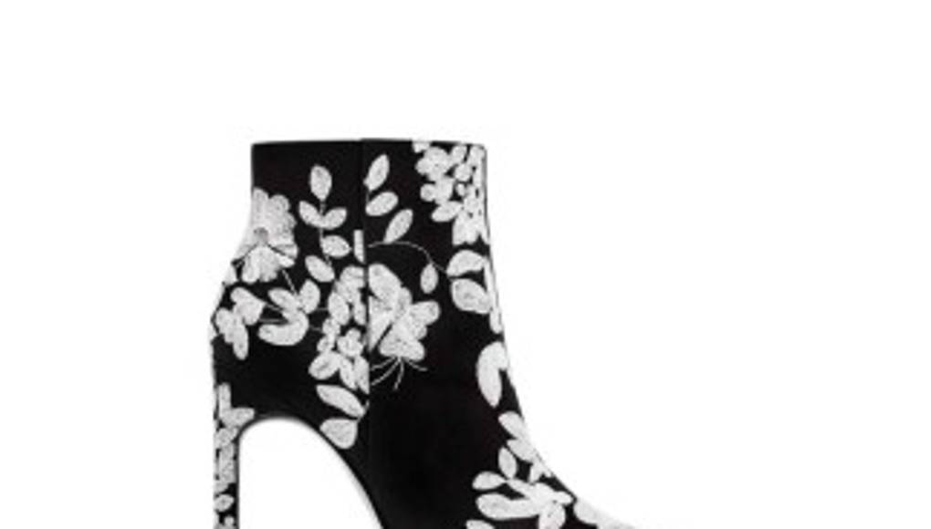 Cómo usar estampados florales y bordados