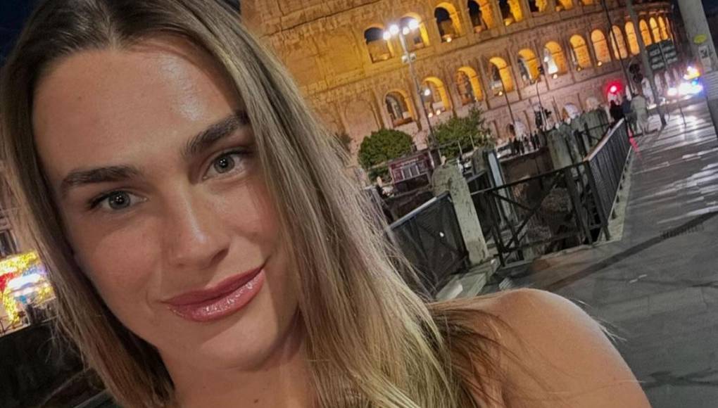 Sabalenka, con su envidiable paseo por el circuito junto a Frangulis, pareció distraer su mente tras la derrota ante Iga, el sábado, por un contundente 6-2 y 6-3.