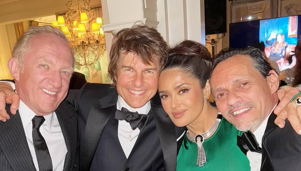 El empresario François-Henri Pinault, el actor Tom Cruise, la actriz Salma Hayek y el cantante Marc Anthony también compartieron en la fiesta de la diseñadora británica. 