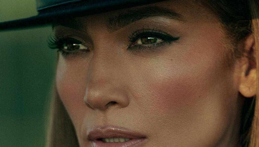 Además, su último álbum, “This is Me... Now”, no ha logrado el éxito esperado. A pesar de los esfuerzos promocionales, las ventas del álbum han sido decepcionantes. Este fracaso comercial ha llevado a algunos a cuestionar su relevancia en la industria de la música actual.