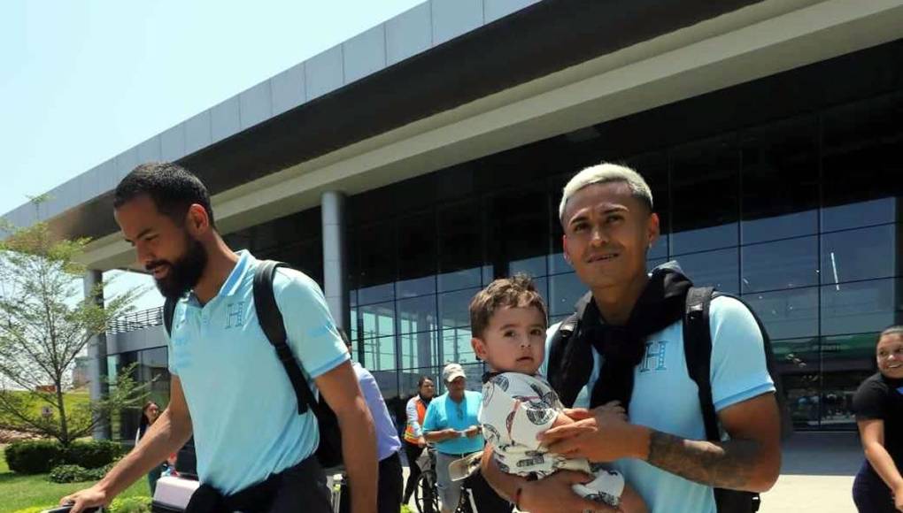 El jugador del Olimpia lo cargó y no dejaba de mirarlo. Ahí canalizó la decepción de quedar fuera de Copa América. ¿Era su hijo?