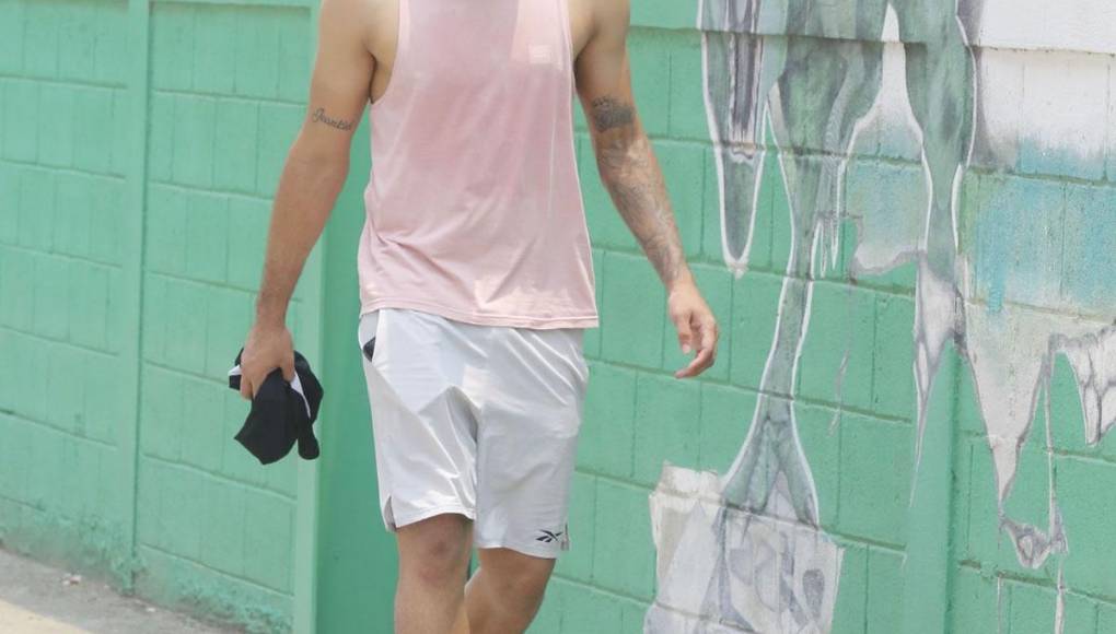 César Samudio, con un look relax debido al clima caliente de San Pedro Sula.