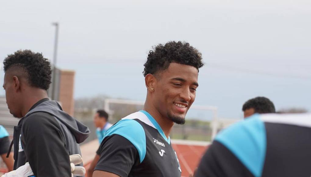 Douglas Martínez se bajó el avión para irse directamente al entreno de la Selección de Honduras en la Saginaw High School de Texas.